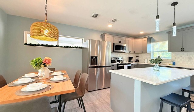 Spacious Modern, King bed, Game room & more