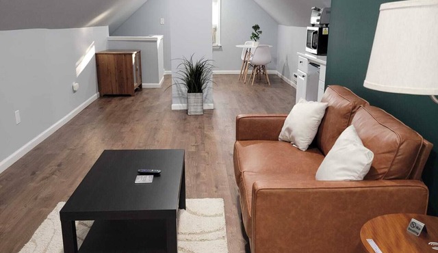 Spacious modern loft apartment with private entrance close to NYC