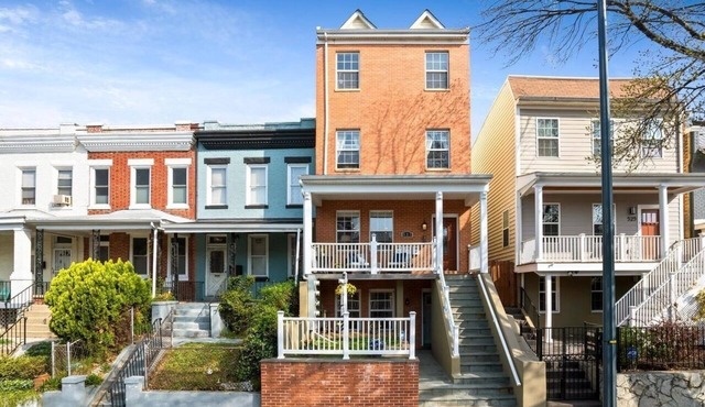 Spacious, Modern Luxury 2 bed, 2 bath w/Spectacular Rooftop!