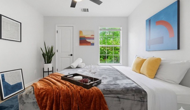 Spacious Modern Luxury Home ❤️ King Beds Sleeps 10 Walk to UT & Dining