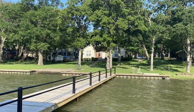 Spacious & Modern! Luxury Lakefront Getaway! WIFI included. NEW boat dock
