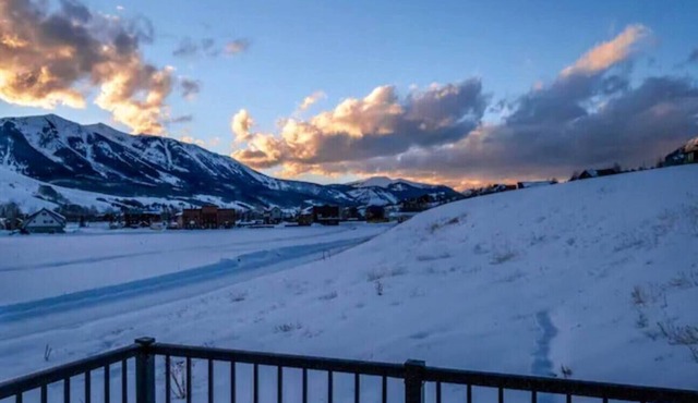 Spacious Modern Mountain Retreat. Amazing views!