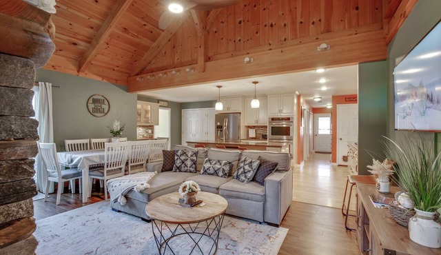 Spacious Modern Mountain Retreat w/Fireplace