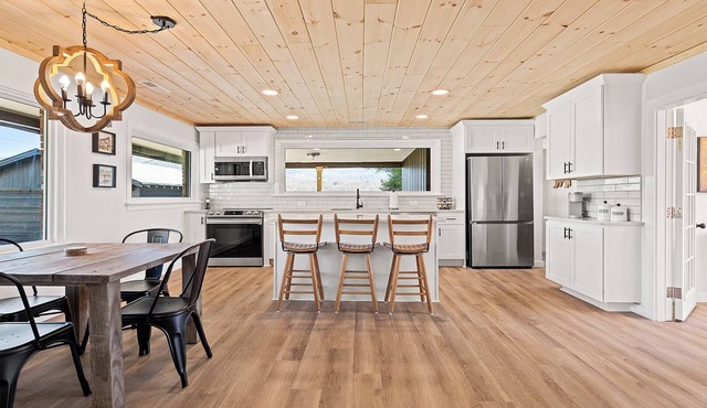 Spacious & Modern Mountain View Cottage