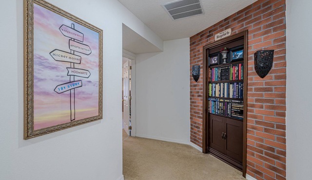 Spacious Modern Pool Home w/3 Masters Amazing Games Rm & Secret Harry Potter Rm