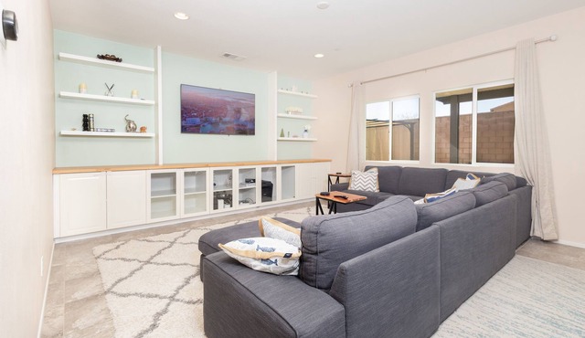 Spacious Modern Riverside Home 4BDR - 3BA Sleeps 10