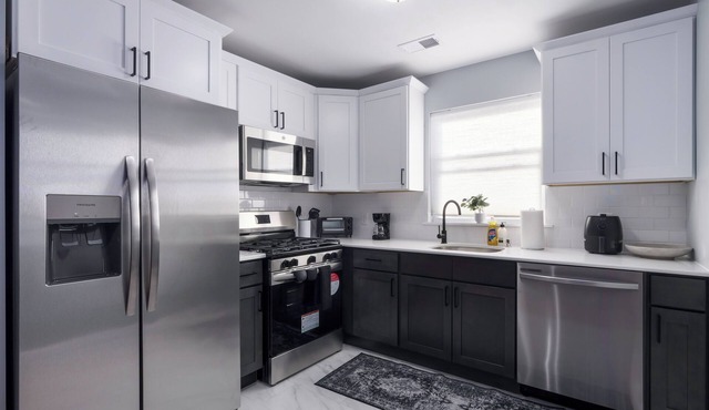 Spacious Modern Retreat 6-bedroom house in delightful Irvington, Sleeps 16+