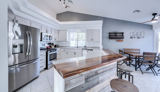 Spacious Modern/Rustic Home, Minutes from Las Vegas Strip!