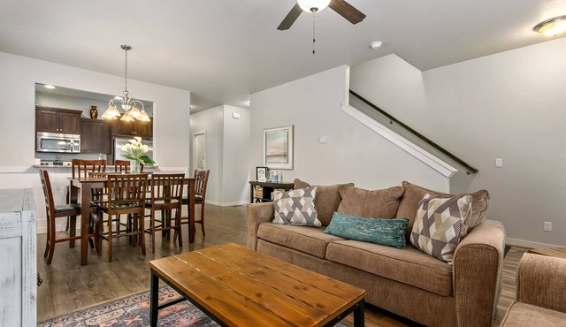Spacious Modern Solar Powered Home w/Arcade!