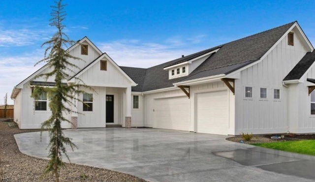 Spacious Modern Split-3 Bedroom Home w/11’ Ceilings in Nampa