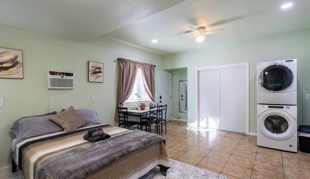 Spacious Modern Studio with a private entrance nearby Sequoia N Park