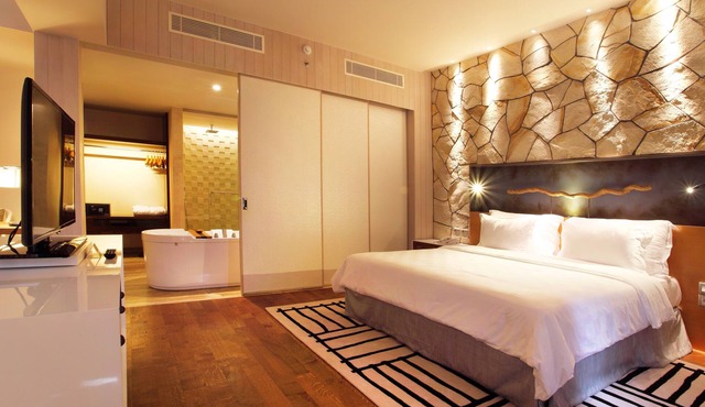 Spacious Modern Suite with Free Minibar Items (T Sand Suite6)