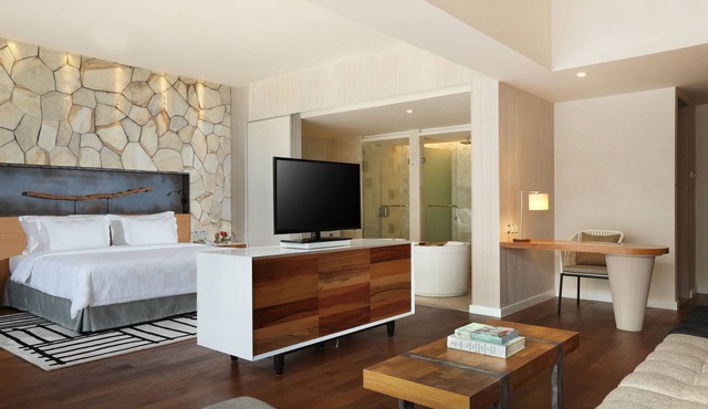 Spacious Modern Suite with Free Minibar Items (T Sand Suite35)