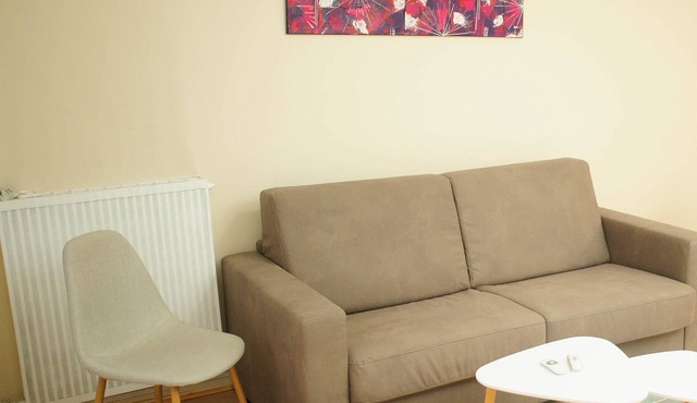 Spacious, modern T3, near metro and RER station