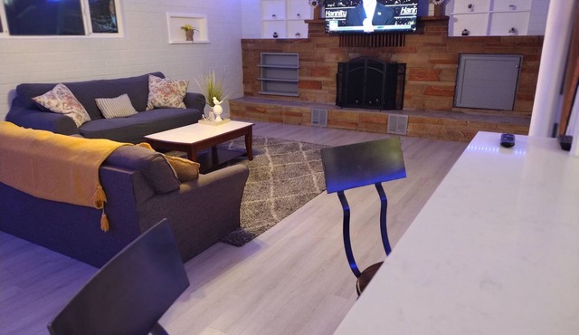 Spacious Modern 3bd 2bath/70" 4K LED TV & Firepit with outdoor seating for 10!