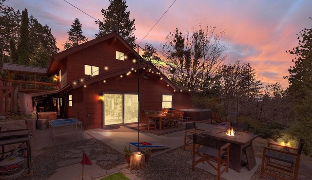 Spacious, Modern Mountain Cabin with Hot Tub