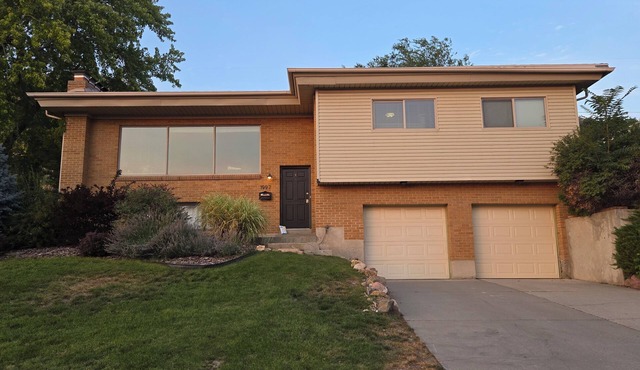 Spacious, Modern 4BR house with city view and easy access to ski resorts