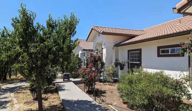 Spacious Modern Vacation Home near Kings Canyon N.P. EV Charging Fast Wifi.