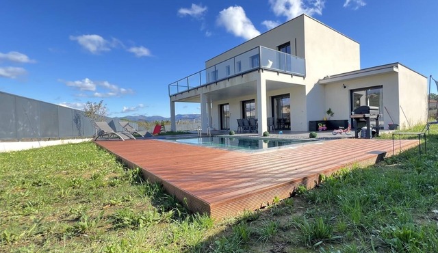 Spacious modern villa with swimming pool