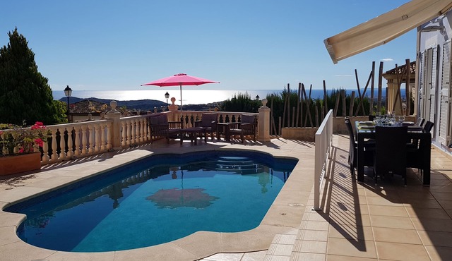 Spacious modern villa - fabulous sea views, free WIFI, beach & golf