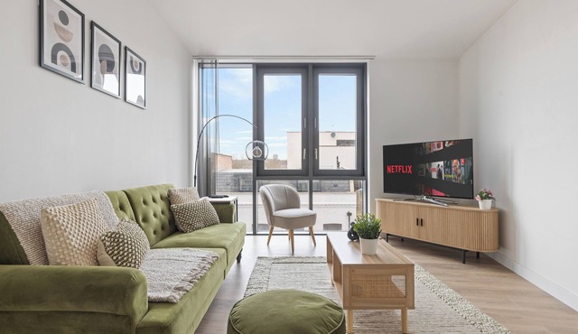 Spacious Modern Well-furnished 3-Rm flat. 10 mins to LDN center. Sleeps 7.