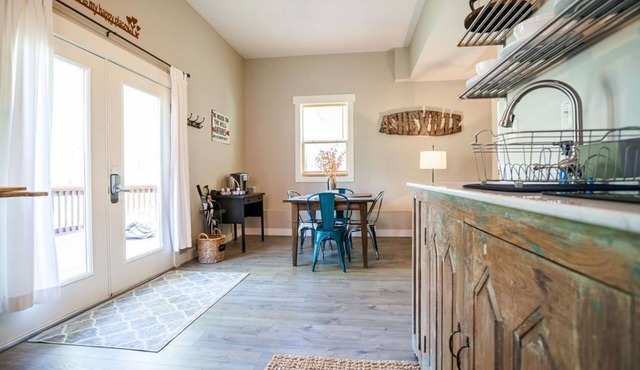Spacious Montford Hideaway, Covered Deck, Private & Quiet, Short Walk Downtown
