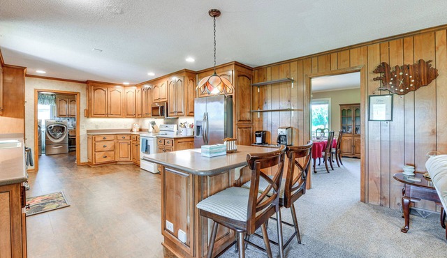 Spacious Mount Pleasant Home w/Grill & Yard!
