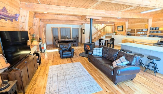 Spacious Mountain Cabin- 8 min. to Yellowstone Nat. Park. Beautiful Views.