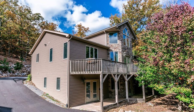Spacious Mountain Escape- Unplug, Unwind, and Reconnect in Tranquil Surroundings