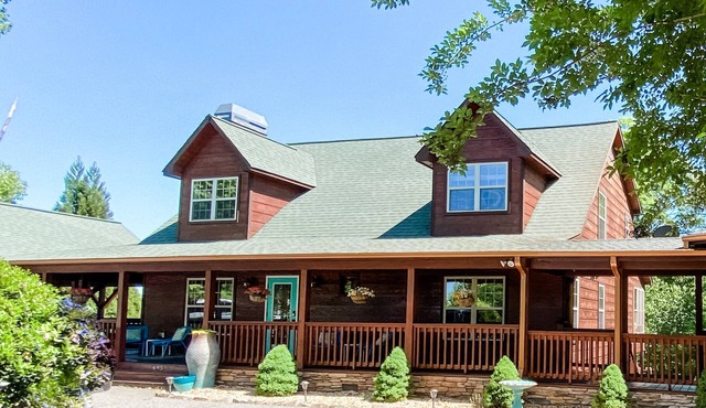 Spacious Mountain Cabin Near Lake/Hiking w/ Hot Tub/Game Room/Firepits/Sleeps8