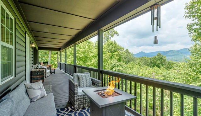 Spacious Mountain Cabin w/beautiful view! 3 King Beds & Spa!