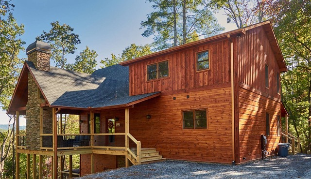 Spacious mountain cabin w/mountain views, hot tub & game room!