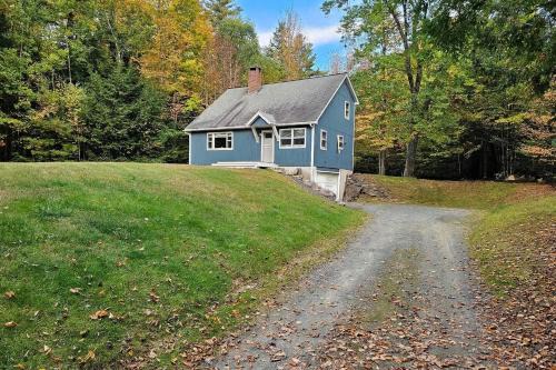Spacious Mountain Cabin with Hot Tub & Fire Pit near White Mountains, New Hampshire