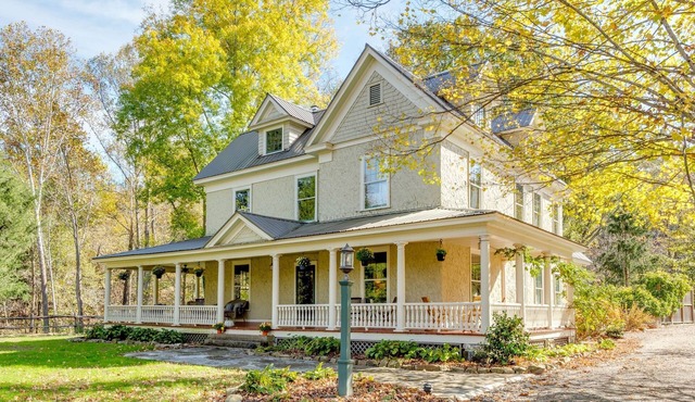 Spacious Mountain Farmhouse | Creek | Hot Tub | Fireplaces | In Town