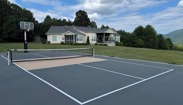 Spacious Mountain Home: Pickleball, King Beds, Lg Kitchen, Arcade,Hiking, Remote