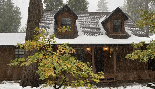 Spacious Mountain House - hot tub, movie, game room, wifi, wfh setup