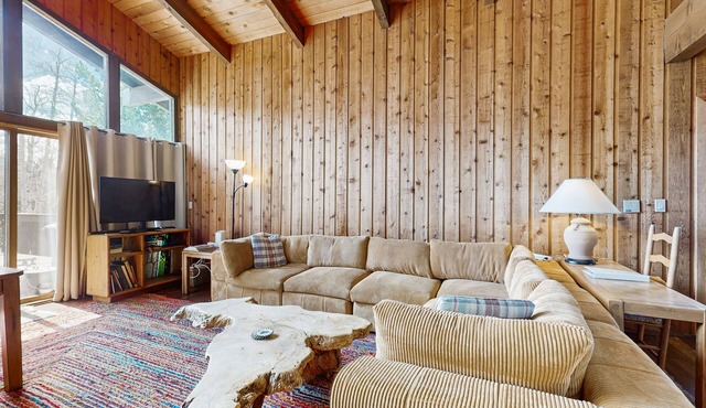 Spacious Mountain Lodge-Style Home with Free WiFi - Nearby Ski Access