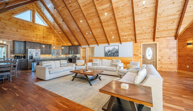 Spacious Mountain Lodge w/Hot Tub & Fire Pit