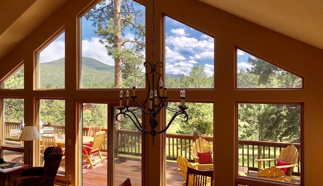 Spacious Mountain Meadow Home - Beautiful Views