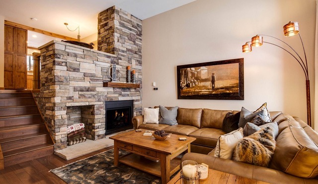 Spacious Mountain Townhouse. Great Location!