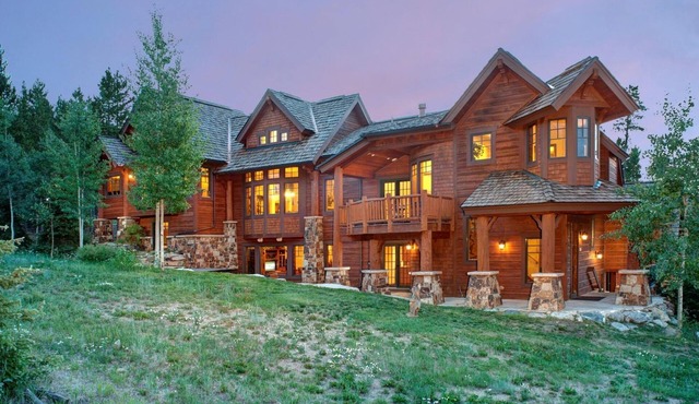 Spacious, mountain modern, ski in and walk out Peak 8 home