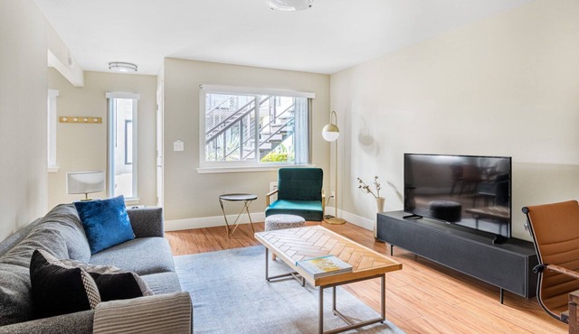 Spacious Mountain View 3BR w/W/D, A/C and Fire Pit, by Blueground