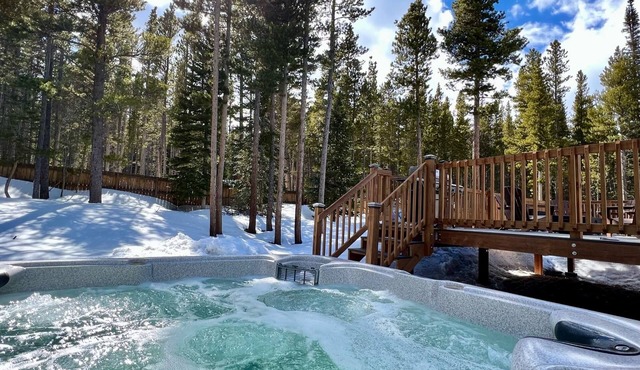 Spacious Mtn Cabin- with HOT TUB, Game room, Skiing, rafting, views and more!