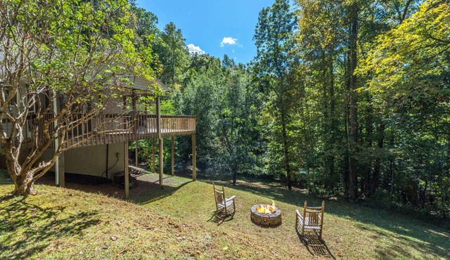 Spacious Mtn Getaway~Fire Pit+Grill, WiFi, Private, Mins to Downtown Burnsville!