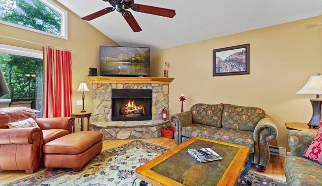 Spacious Mtn Home Close to Slopes Escape Heat