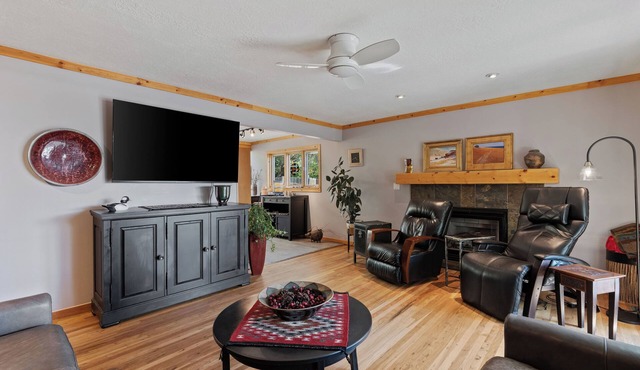Spacious MTN Retreat Near Ski Resorts, Hot tub, Home office, and Pet-Friendly