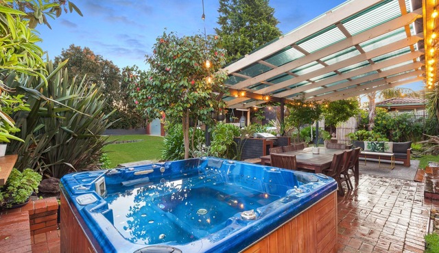 Spacious Mud Brick Retreat - Gateway to Adventure!