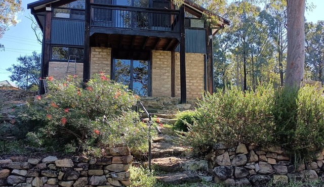 Spacious mudbrick cottage in quiet bush setting. 2 minute walk to Grose River.