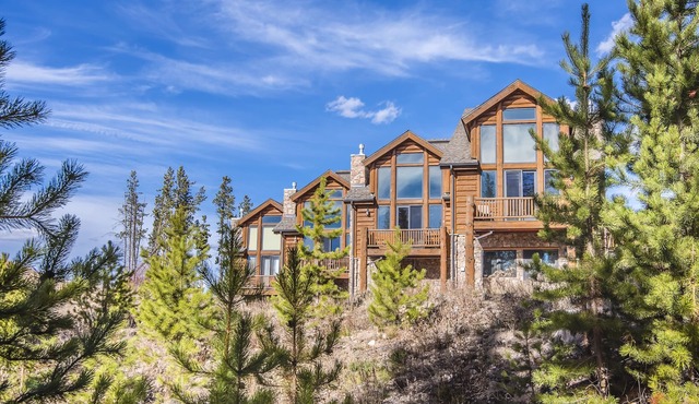 Spacious multi-family town home with GAME ROOM, GREAT VIEWS & PRIVATE HOT TUB
