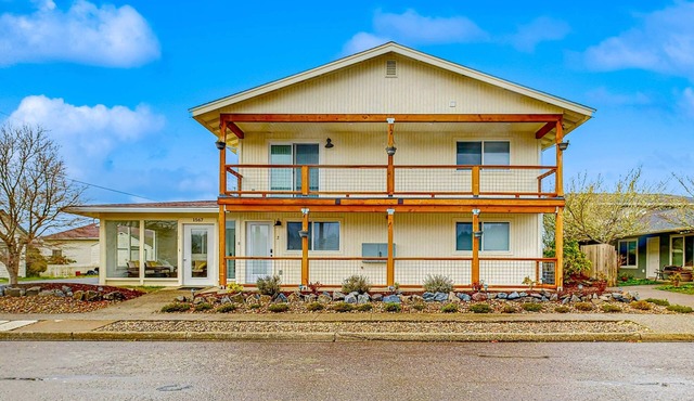 Spacious multi-unit coastal getaway, close to the river and downtown, with WiFi